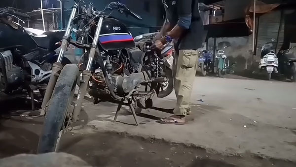 ஹீரோ ஸ்பிளெண்டர் பைக்கா இப்படி இருக்கு!! யாராலும் எளிதில் நம்பவே முடியாது!