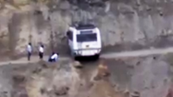 வீடியோவ பார்க்கும்போதே உதறுது... அந்த டிரைவர் எப்படிதான் பஸ்ஸ ஓட்டினாரோ... கண்டிப்பா பாராட்டியே ஆகணும்... வீடியோ!