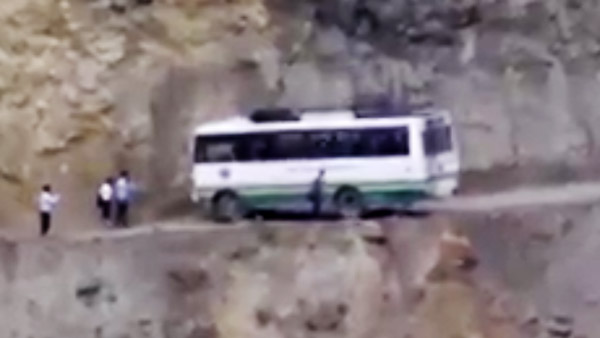 வீடியோவ பார்க்கும்போதே உதறுது... அந்த டிரைவர் எப்படிதான் பஸ்ஸ ஓட்டினாரோ... கண்டிப்பா பாராட்டியே ஆகணும்... வீடியோ!