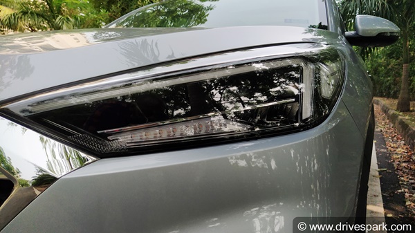 ஹெட்லேம்பிற்கு பதிலாக பேட்டரி லைட்டை பயன்படுத்திய இளைஞர்... இவருக்கு போலீஸ் கொடுத்த பரிசு என்ன தெரியுமா?