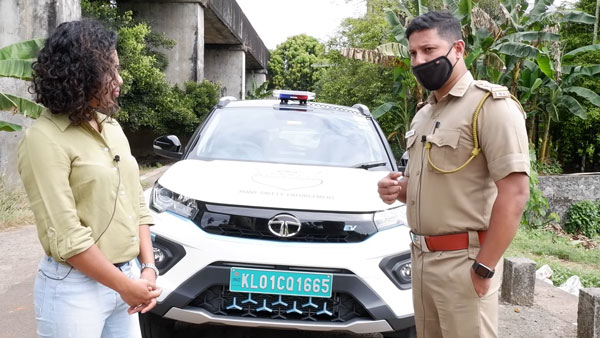 '8 மணி நேரம் போவதே தெரியல'... இளம்பெண்ணிடம் டாடா நெக்ஸான் மின்சார காரை புகழ்ந்து தள்ளிய கேரள போலீஸ்! '8 மணி நேரம் போவதே தெரியல'... இளம்பெண்ணிடம் டாடா நெக்ஸான் மின்சார காரை புகழ்ந்து தள்ளிய கேரள போலீஸ்!