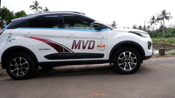 '8 மணி நேரம் போவதே தெரியல'... இளம்பெண்ணிடம் டாடா நெக்ஸான் மின்சார காரை புகழ்ந்து தள்ளிய கேரள போலீஸ்! '8 மணி நேரம் போவதே தெரியல'... இளம்பெண்ணிடம் டாடா நெக்ஸான் மின்சார காரை புகழ்ந்து தள்ளிய கேரள போலீஸ்!