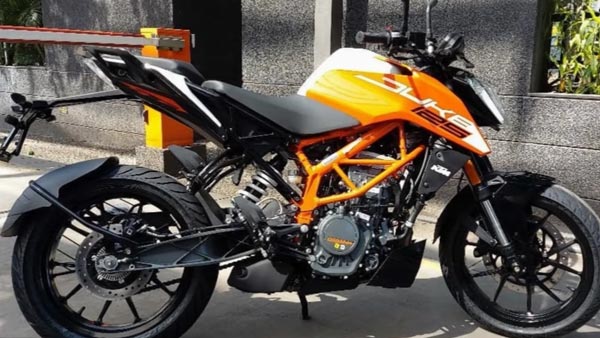 விற்பனைக்கு தயாராக இருக்கும் 2021 கேடிஎம் ட்யூக் 125 பைக்!! ஷோரூமில் கண்ணை கவரும் தோற்றத்தில்...