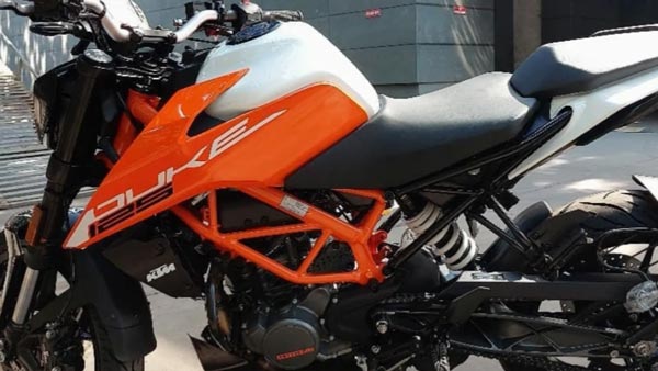 விற்பனைக்கு தயாராக இருக்கும் 2021 கேடிஎம் ட்யூக் 125 பைக்!! ஷோரூமில் கண்ணை கவரும் தோற்றத்தில்...