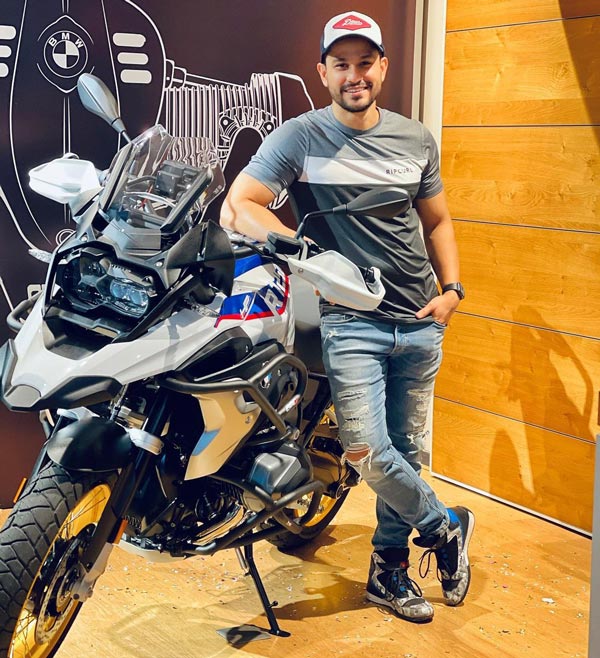 பாலிவுட் நடிகர் வாங்கிய புதிய பைக்... இந்த விலைல ஒரு காரையே வாங்கியிருக்கலாம்... இதோட விலை இவ்வளவா?