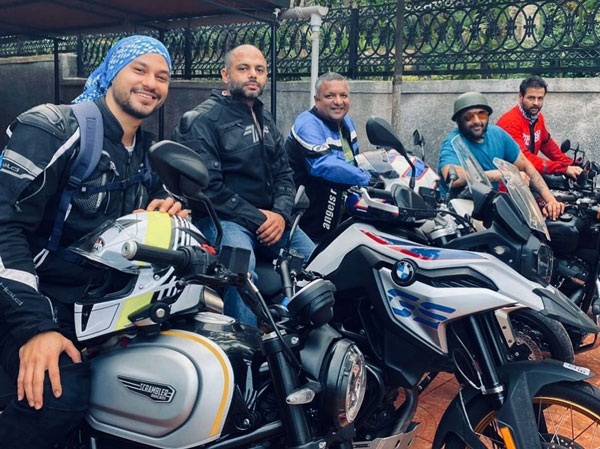 பாலிவுட் நடிகர் வாங்கிய புதிய பைக்... இந்த விலைல ஒரு காரையே வாங்கியிருக்கலாம்... இதோட விலை இவ்வளவா?