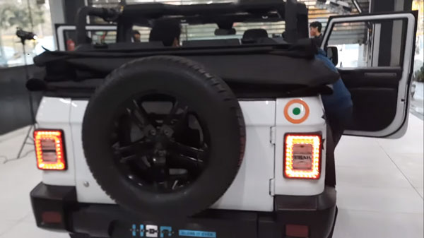 2020 மஹிந்திரா தாரின் மாடிஃபையில் மாஸ் காட்டியுள்ள உரிமையாளர்!! வெள்ளை-கருப்பு செம்ம காமினேஷன்..