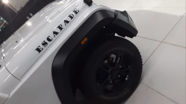 2020 மஹிந்திரா தாரின் மாடிஃபையில் மாஸ் காட்டியுள்ள உரிமையாளர்!! வெள்ளை-கருப்பு செம்ம காமினேஷன்..