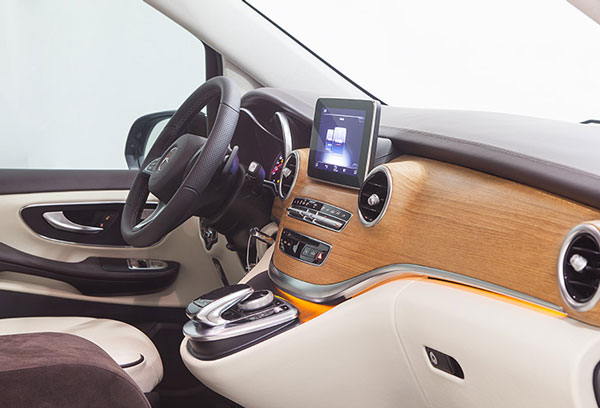 ஆஹா இதுவல்லவா கார்... மினி டாஸ்மாக் வசதியுடன் தயாராகிய சொகுசு கார்... இந்த காரை குடி-மகன்களின் கண்ணில் படாம பாத்துக்கோங்க!