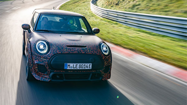 புதிய மினி கூப்பர் எலக்ட்ரிக் காரின் டீசர் முதல்முறையாக வெளியீடு!! ரேஸ் ட்ராக்கில் சோதனை...