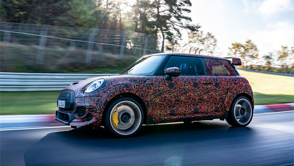 புதிய மினி கூப்பர் எலக்ட்ரிக் காரின் டீசர் முதல்முறையாக வெளியீடு!! ரேஸ் ட்ராக்கில் சோதனை...