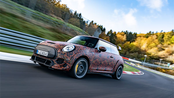 புதிய மினி கூப்பர் எலக்ட்ரிக் காரின் டீசர் முதல்முறையாக வெளியீடு!! ரேஸ் ட்ராக்கில் சோதனை...