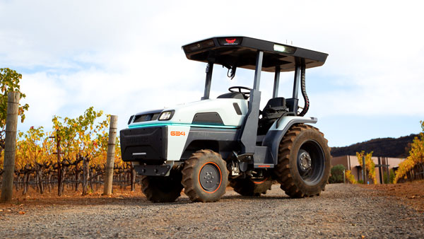 கார்களுக்கே டஃப் கொடுக்கக்கூடிய புதிய தொழில்நுட்ப வசதியுடன் டிராக்டர் அறிமுகம்... விவசாயியிகள் லெவல் இனி வேறலெவல்!!