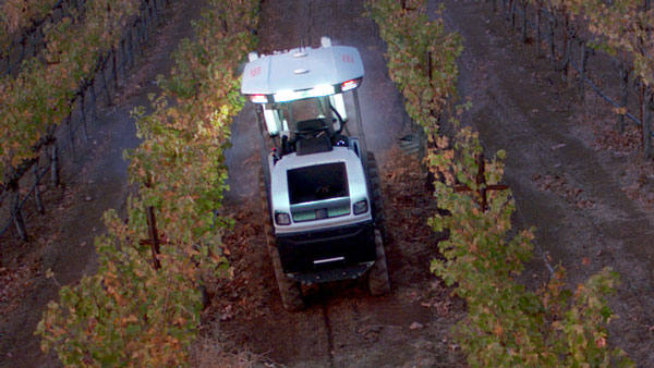 கார்களுக்கே டஃப் கொடுக்கக்கூடிய புதிய தொழில்நுட்ப வசதியுடன் டிராக்டர் அறிமுகம்... விவசாயியிகள் லெவல் இனி வேறலெவல்!!