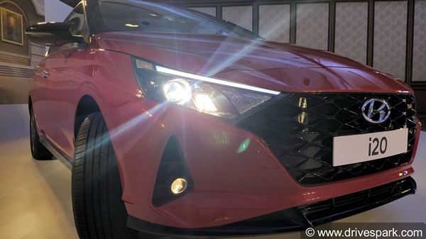 புக்கிங்கில் அடித்து ஆடும் புதிய ஹூண்டாய் ஐ20 கார்... போட்டியாளர்களை மிரள வைத்த எண்ணிக்கை!