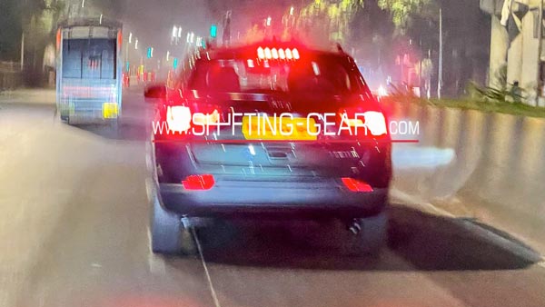 பிரபலமான மும்பை சாலையில் கம்பீரமாக உலாவந்த 2021 ஜீப் காம்பஸ் ஃபேஸ்லிஃப்ட்!! காரின் நிறம்தான் கண்ணைக்கவருது