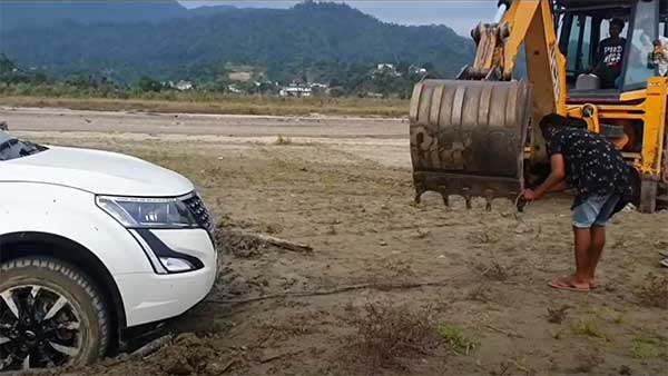 புதிய மஹிந்திரா தாருக்குள் இத்தனை திறமைகளா? வீடியோவ பாத்தீங்கனா மெர்சலாயிடுவீங்க!!