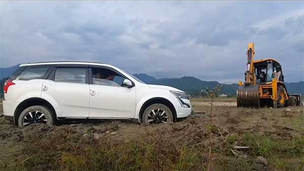 புதிய மஹிந்திரா தாருக்குள் இத்தனை திறமைகளா? வீடியோவ பாத்தீங்கனா மெர்சலாயிடுவீங்க!!