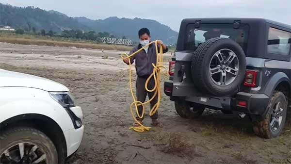 புதிய மஹிந்திரா தாருக்குள் இத்தனை திறமைகளா? வீடியோவ பாத்தீங்கனா மெர்சலாயிடுவீங்க!!