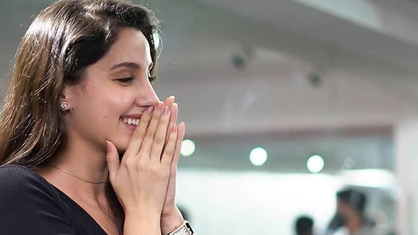 தன்னை போலவே கவர்ச்சியான காரை வாங்கிய பிரபல நடிகை... காரையும், அவங்களையும் ஒன்னா பாத்தா கிறங்கி போயிருவீங்க!