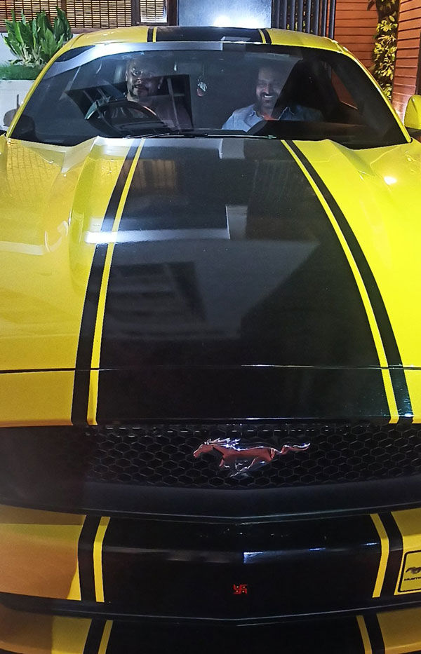 கன்னட நடிகர்களின் நெகிழ்ச்சியான செயல்... ஒரு நடிகரை மகிழ்விக்க இன்னொரு நடிகர் செய்த காரியம்... என்ன தெரியுமா?