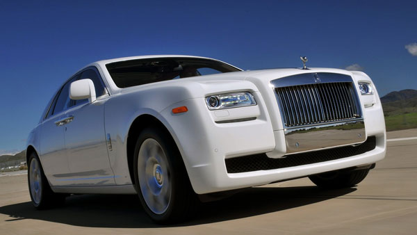 மறைந்த மசாலா கிங்கிடம் இத்தனை சொகுசு கார்களா..? உண்மையில் ஒரு அரசனை போலவே வாழ்ந்திருக்கார்!!