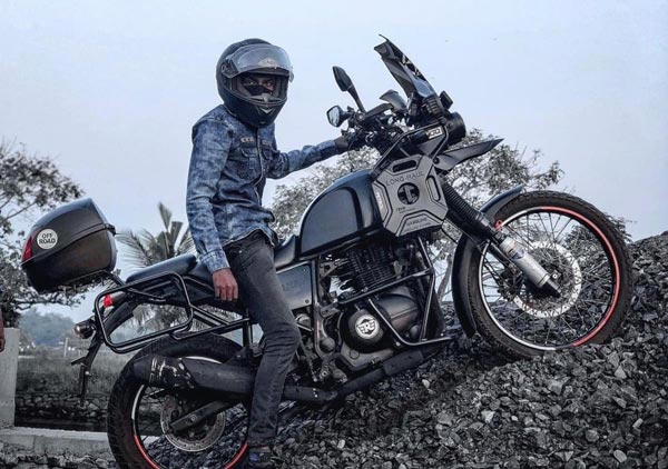 எங்கு தேடினாலும் இப்படி ஒரு ராயல் என்பீல்டு ஹிமாலயன் பைக்கை பார்க்க முடியாது... சான்ஸ மிஸ் பண்ணிடாதீங்க!