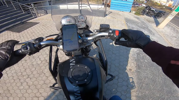 ராயல் என்பீல்டு ஹிமாலயன் பைக்கில் இரு எக்ஸாஸ்ட் குழாய்களை பார்த்துள்ளீர்களா? இங்க பாருங்க...