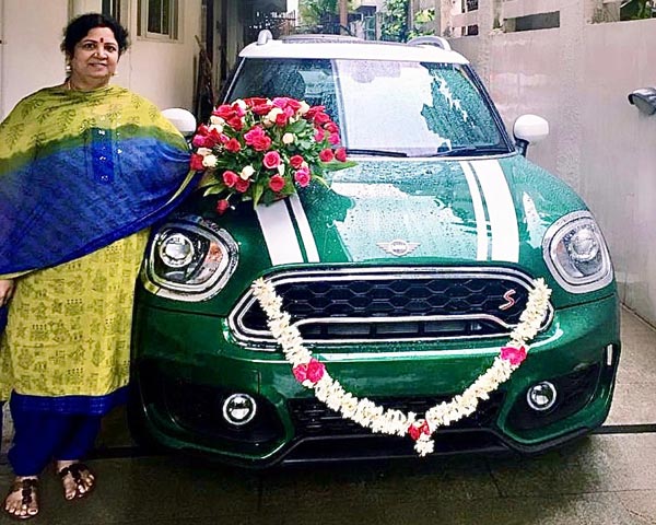 நடிகர் சிம்புவுக்கு அவங்க அம்மா கொடுத்த ஆச்சரிய பரிசு! இதோட விலையவிட அதுல இருக்கும் சொகுசு வசதி கண்ண கட்டுது!