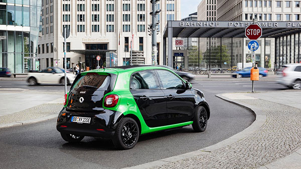 இந்தியாவில் இப்படிப்பட்ட கார் எல்லாம் இருக்கா? பெங்களூருவில் காட்சித்தந்த ஸ்மார்ட் ஃபார்ஃபோர் எலக்ட்ரிக் கார்