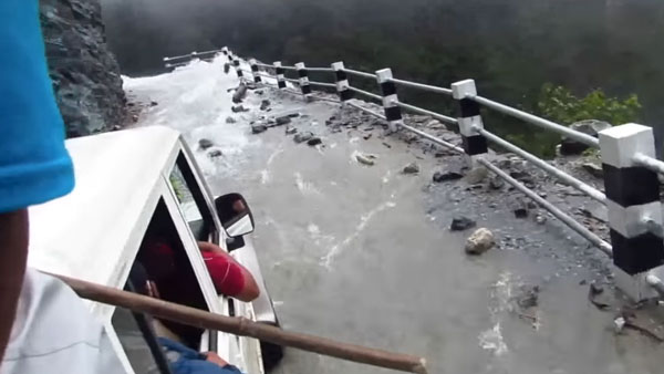 ஆபத்தான சாலையை அசால்டாக கடந்த மஹிந்திர கார்... இந்த ரோட்ல வண்டி ஓட்ட தனி தைரியம் வேணும்... உதற வைக்கும் வீடியோ!