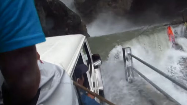 ஆபத்தான சாலையை அசால்டாக கடந்த மஹிந்திர கார்... இந்த ரோட்ல வண்டி ஓட்ட தனி தைரியம் வேணும்... உதற வைக்கும் வீடியோ!