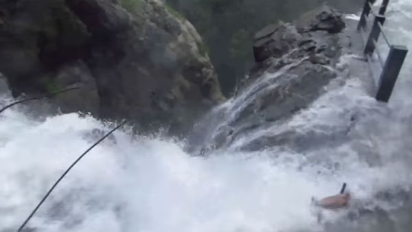 ஆபத்தான சாலையை அசால்டாக கடந்த மஹிந்திர கார்... இந்த ரோட்ல வண்டி ஓட்ட தனி தைரியம் வேணும்... உதற வைக்கும் வீடியோ!