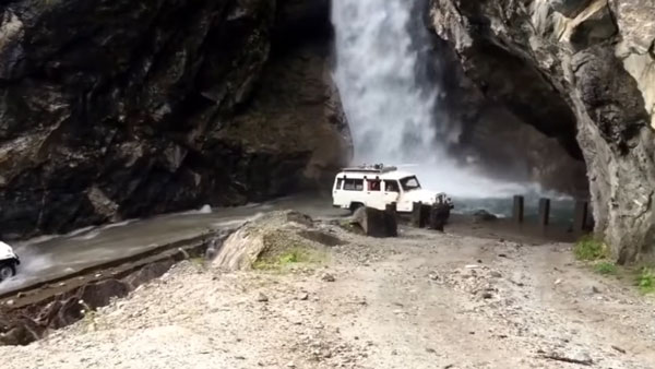 ஆபத்தான சாலையை அசால்டாக கடந்த மஹிந்திர கார்... இந்த ரோட்ல வண்டி ஓட்ட தனி தைரியம் வேணும்... உதற வைக்கும் வீடியோ!