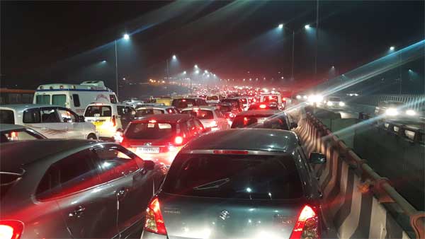 அம்மாவை பைக்கில் ஹாஸ்பிட்டல் கூட்டி செல்லும்போது டிராபிக்கில் சிக்கி கொண்ட மகன்... அப்புறம் நடந்ததுதான் ஹைலைட்