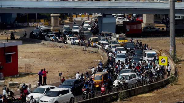 அம்மாவை பைக்கில் ஹாஸ்பிட்டல் கூட்டி செல்லும்போது டிராபிக்கில் சிக்கி கொண்ட மகன்... அப்புறம் நடந்ததுதான் ஹைலைட்