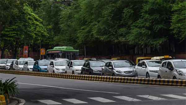 அம்மாவை பைக்கில் ஹாஸ்பிட்டல் கூட்டி செல்லும்போது டிராபிக்கில் சிக்கி கொண்ட மகன்... அப்புறம் நடந்ததுதான் ஹைலைட்