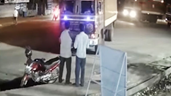 பிரேக் பிடிக்காமல் மோத வந்த லாரி... நூலிழையில் தப்பித்த இளைஞர்கள்! தமிழகத்தில் நடந்த சம்பவத்தின் வீடியோ வைரல்