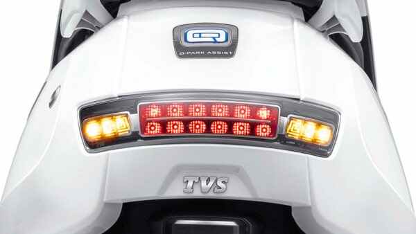 விற்பனையில் வெற்றிநடைப்போடும் பஜாஜ் சேத்தக் எலக்ட்ரிக் ஸ்கூட்டர்!! டிவிஎஸ் ஐக்யூப்-ஐ மீண்டும் முந்தியது