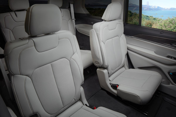 முதல் முறையாக முக திரையை கிழித்தது ஜீப் நிறுவனத்தின் புதிய கார்... செம்ம ஸ்டைலா இருக்கு...