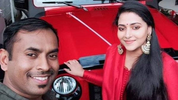 ரொம்ப நாள் காத்திருந்து புதிய காரை வாங்கிய மாலையாள நடிகை... அப்படி என்ன காருங்க அது?.. வாங்க பார்க்கலாம்!