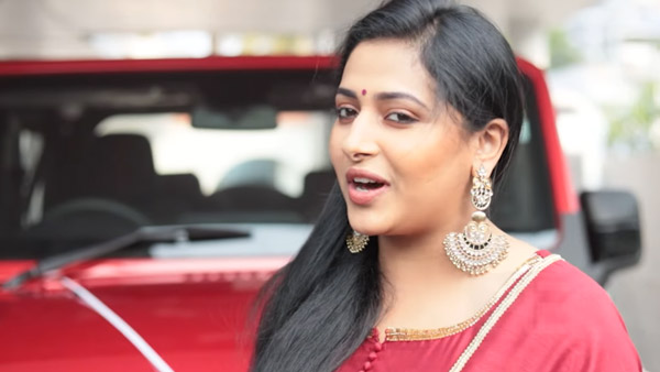 ரொம்ப நாள் காத்திருந்து புதிய காரை வாங்கிய மாலையாள நடிகை... அப்படி என்ன காருங்க அது?.. வாங்க பார்க்கலாம்!