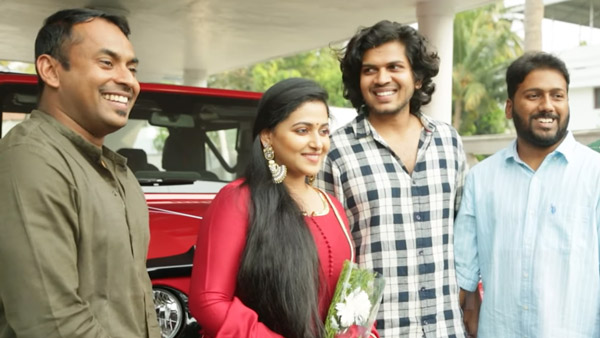 ரொம்ப நாள் காத்திருந்து புதிய காரை வாங்கிய மாலையாள நடிகை... அப்படி என்ன காருங்க அது?.. வாங்க பார்க்கலாம்!