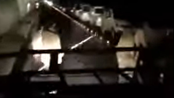 அடல் சுரங்கப்பாதையில் சுற்றுலா பயணியை வெளுத்து வாங்கிய போலீஸ்... வீடியோவை பார்த்து அதிர்ச்சியில் உறைந்த மக்கள்