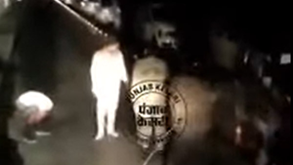 அடல் சுரங்கப்பாதையில் சுற்றுலா பயணியை வெளுத்து வாங்கிய போலீஸ்... வீடியோவை பார்த்து அதிர்ச்சியில் உறைந்த மக்கள்