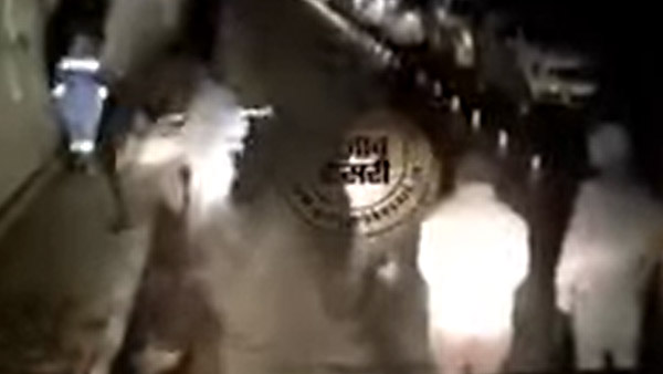 அடல் சுரங்கப்பாதையில் சுற்றுலா பயணியை வெளுத்து வாங்கிய போலீஸ்... வீடியோவை பார்த்து அதிர்ச்சியில் உறைந்த மக்கள்