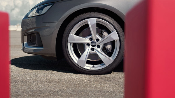 அதிக சிறப்பம்சங்களுடன் புதிய ஆடி ஏ4 சொகுசு கார் இந்தியாவில் விற்பனைக்கு அறிமுகம்