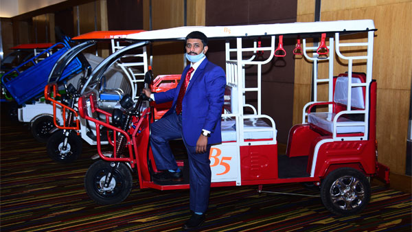 6 புதுமுக மின் வாகனங்கள் அறிமுகம்... இவை ரொம்ப ஸ்பெஷலானவை! அறிமுக நிகழ்வில் பங்கேற்ற மத்திய, மாநில அமைச்சர்கள்...