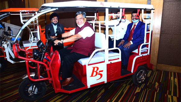 6 புதுமுக மின் வாகனங்கள் அறிமுகம்... இவை ரொம்ப ஸ்பெஷலானவை! அறிமுக நிகழ்வில் பங்கேற்ற மத்திய, மாநில அமைச்சர்கள்...