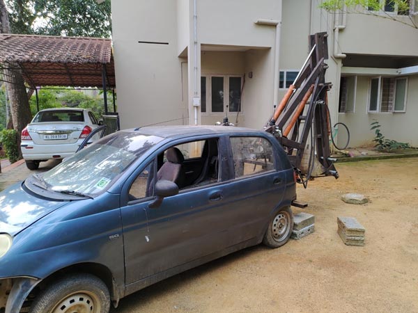 'தூக்கியெறிய மனசு வரல'... 22 ஆண்டுகள் பழைய காரை தூர் வாரும் எந்திரமாக மாற்றிய இஸ்ரோ இஞ்ஜினியர்... பொதுமக்கள் வியப்பு!!